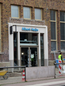 847682 Gezicht op de ingang van de foodmarket van Albert Heijn in de noordgevel van het gebouw Post Utrecht aan de ...